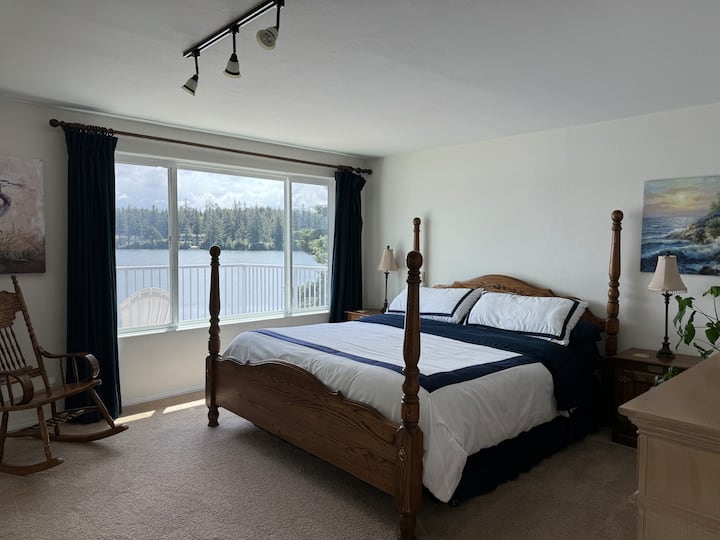 רבעי הקפטנים עם מיטת קינג סייז ונוף לאגם