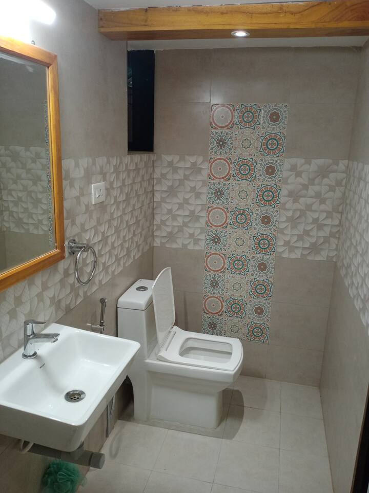 Full bathroom 2 image 1