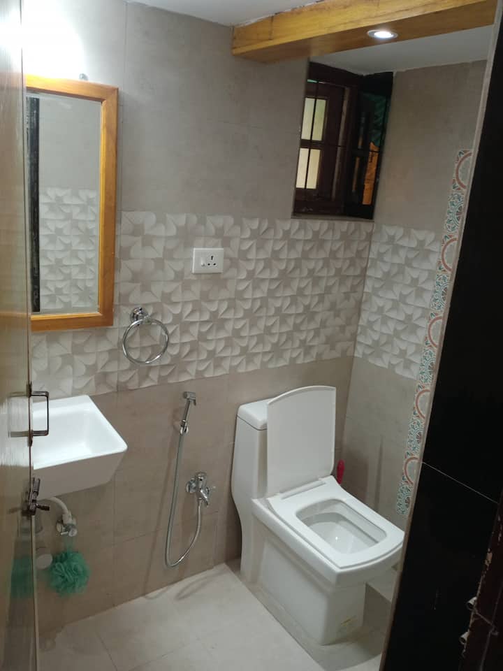 Full bathroom 2 image 2