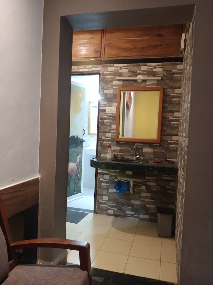 Full bathroom 2 image 4