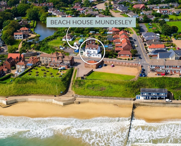 Seafront Beach House Mundesley, Sleeps 16, hot tub