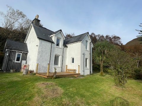 Bracara Cottage with stunning views of Loch Morar