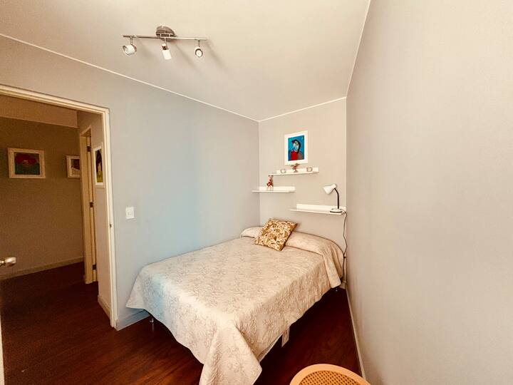 Cama grande, armario y escritorio 