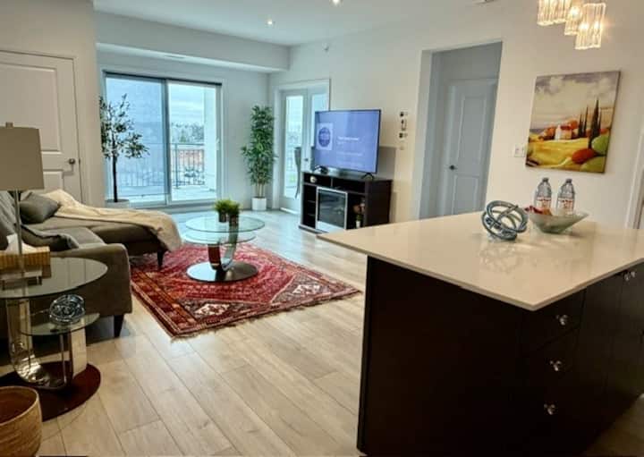 Barrie Top Floor 2 Bdrm & 2 Bathroom With Sunroom - Barrie
