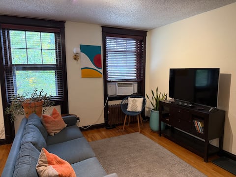 Popular Airbnb listing: Capitol Hill 2 br Condo in Historic Building in Capitol Hill