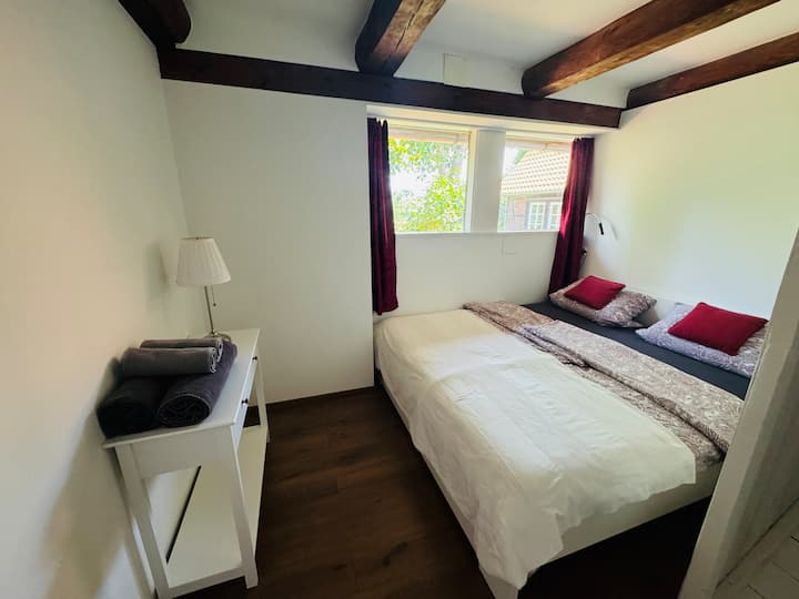 Das gemütliche Schlafzimmer verfügt über ein 180x200 Bett.