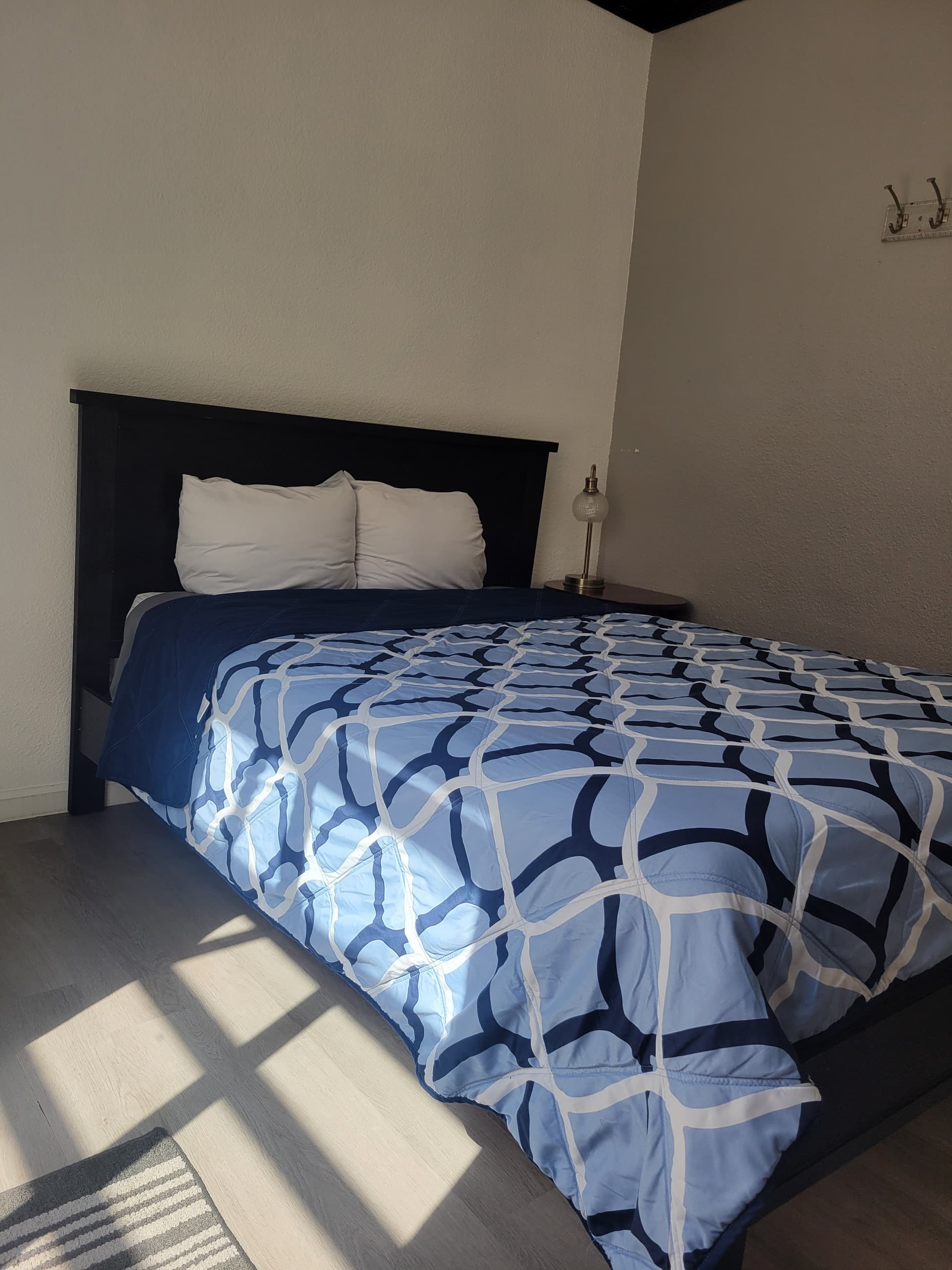 AA Sunny Suite with Beautiful Private Bathroom