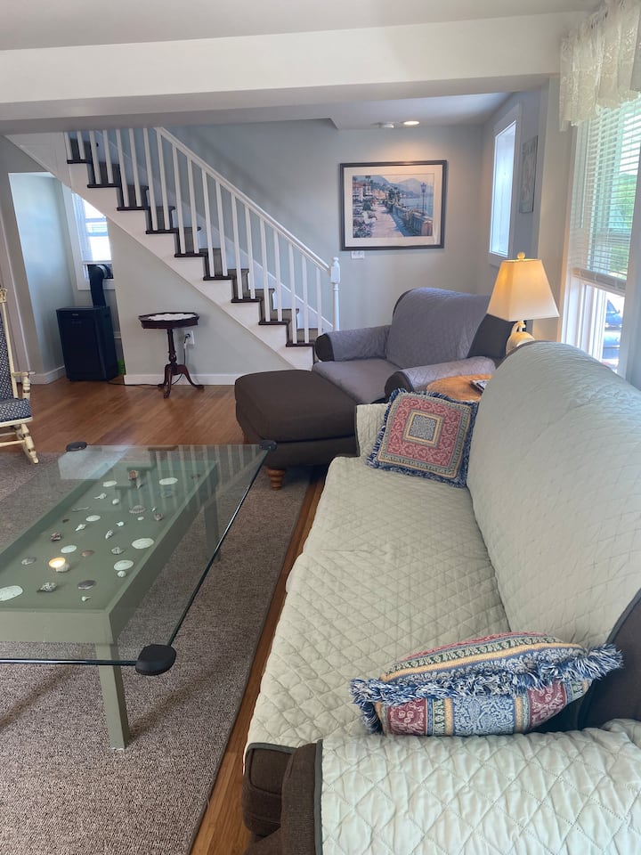 Charming Beach Home Steps To Silver Sands Beach - Stratford, CT