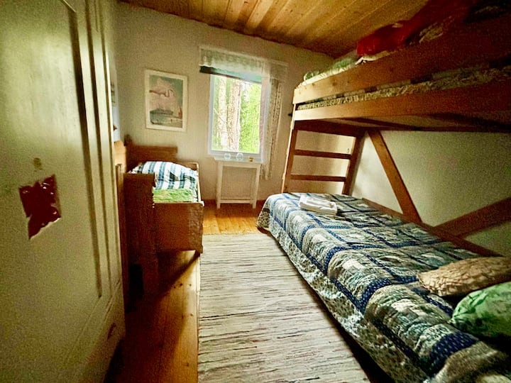 Den nedre våningssäng är 120 cm, övre våningssäng är 90 cm. Enkelsängen är något kortare än en vanlig säng och därför bäst lämpad för barn. 