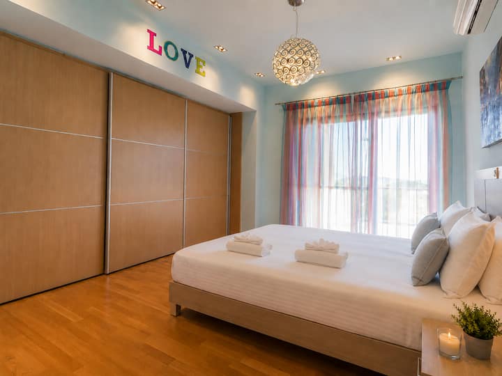 Lower Level - Bedroom 3 with two single beds