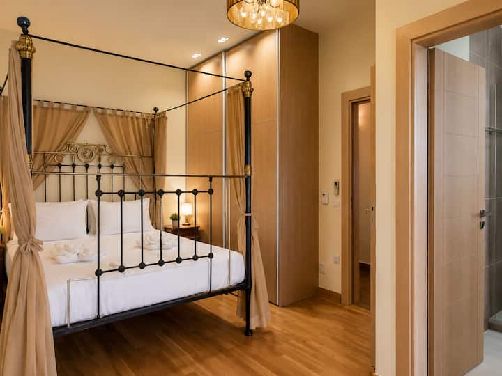 Lower Level - Bedroom 4 with a queen-size bed and a private ensuite bathroom