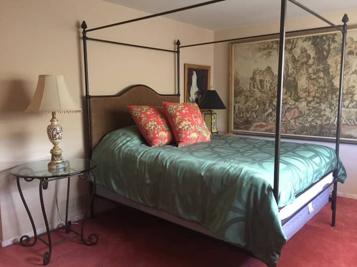 ห้องนอนที่ 4 เตียงควีนไซส์ 