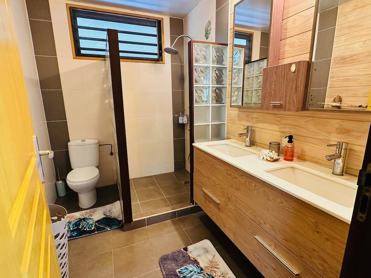 Salle de bain avec deux vasques