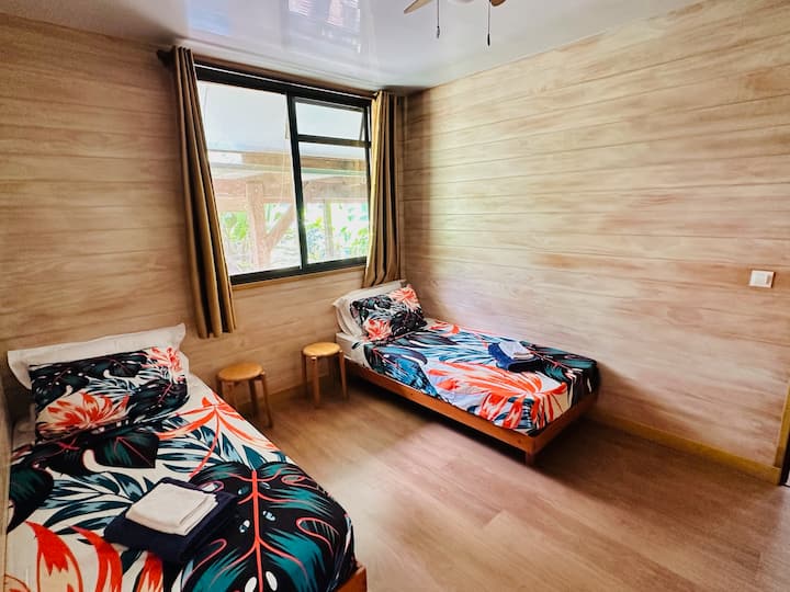 سريران مفردان يمكننا وضعهما معًا لصنع سرير مزدوج للأزواج 