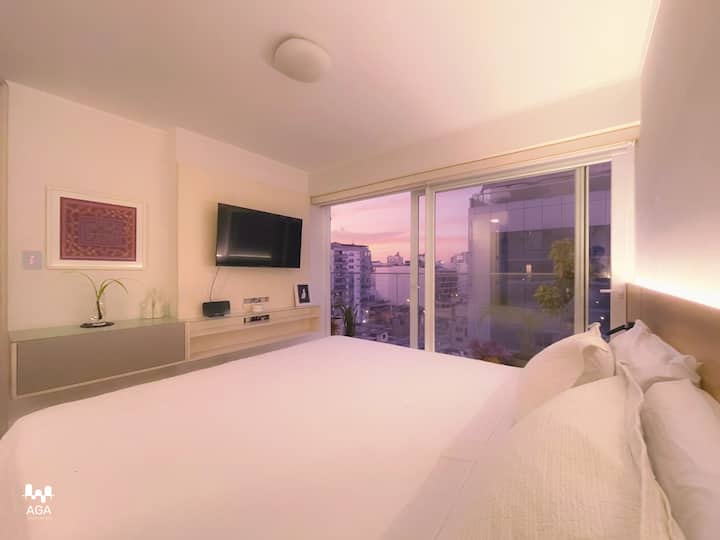 Დაისვენეთ მზის სინათლით განათებულ მთავარ აპარტამენტში, საიდანაც ქალაქის ჰორიზონტის პანორამული ხედები იშლება. მთავარ საძინებელს აქვს პრემიუმკლასის საწოლი 183×213 სმ და იატაკიდან ჭერამდე ფანჯრები, რომლებითაც მშვენივრად ჩანს მზის ჩასვლის ფერები. დაიწყეთ ან დაასრულეთ დღე ამ მშვიდ სანქტუარში.