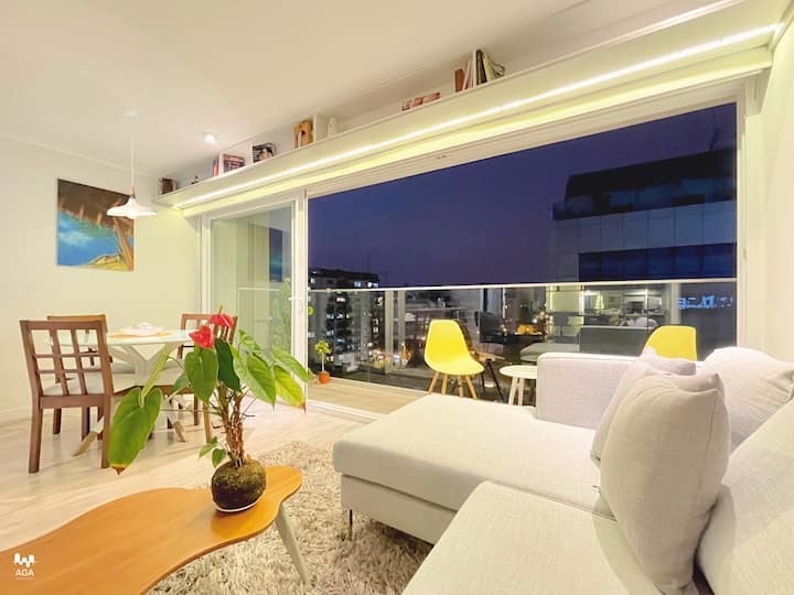 Nuestra sala de estar se abre a un amplio balcón, que ofrece unas vistas inmejorables del horizonte de Miraflores y atisbos del encantador barrio.