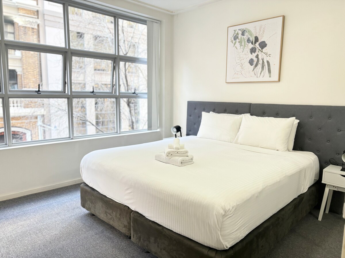 Საძინებელში დგას დიდი ზომის საწოლი, რომელიც მოთხოვნისამებრ შეიძლება გაიყოს ორ ერთადგილიან საწოლად. 