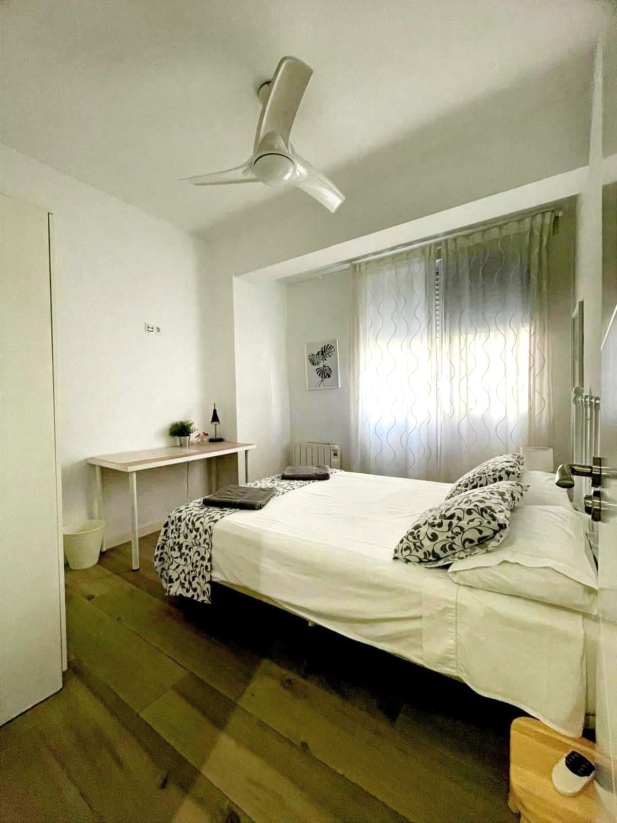 מיטה זוגית אחת