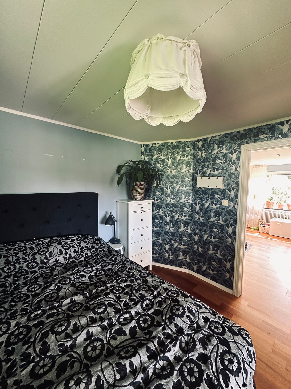 Მე-3 საძინებელში არის 90 სმ-იანი საწოლი და კემპინგის საწოლი. 