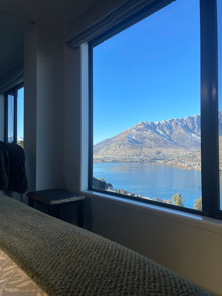 Vista total da janela da sua cama