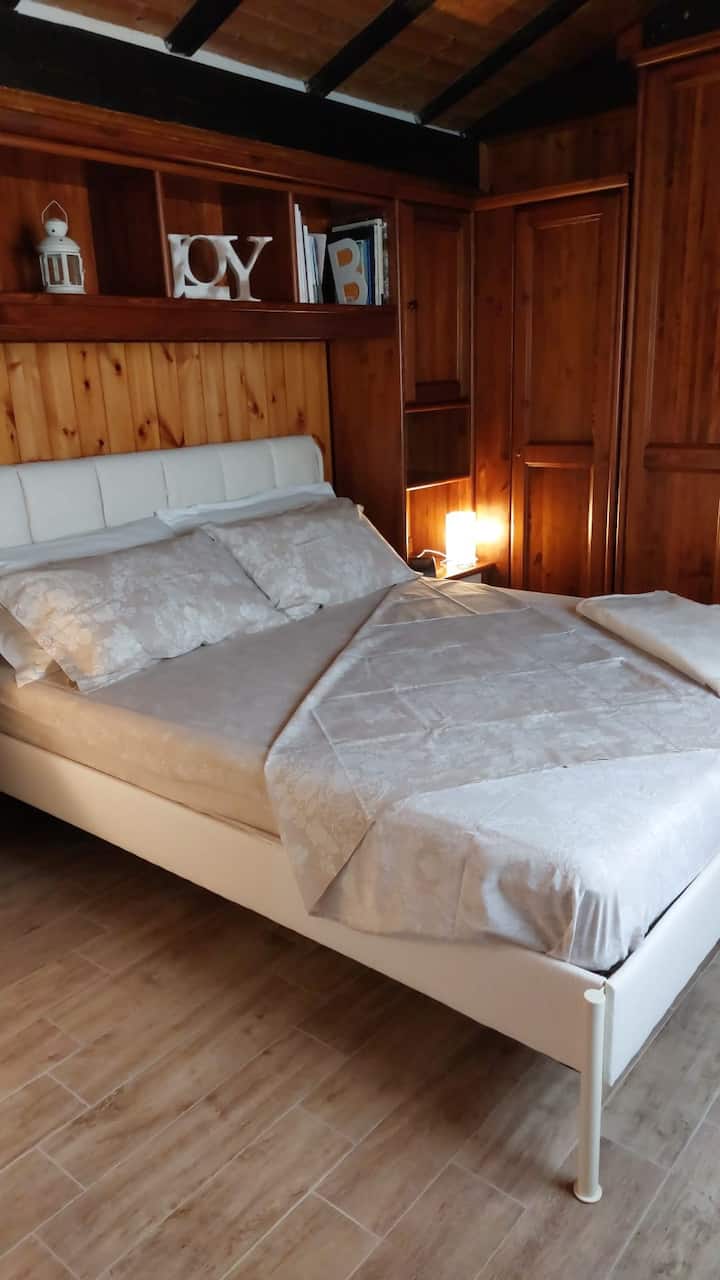 Მატრასის ზომაა 160 × 200 სმ.