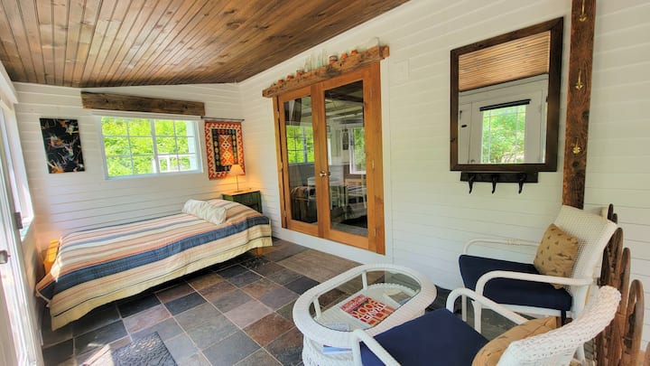  阳光房的蒲团床（全尺寸）是第3个睡眠区，有门可与主起居空间隔开。这是唯一位于一楼的睡眠区。靠近卫生间/厨房，如果您的同行者不想爬楼梯。