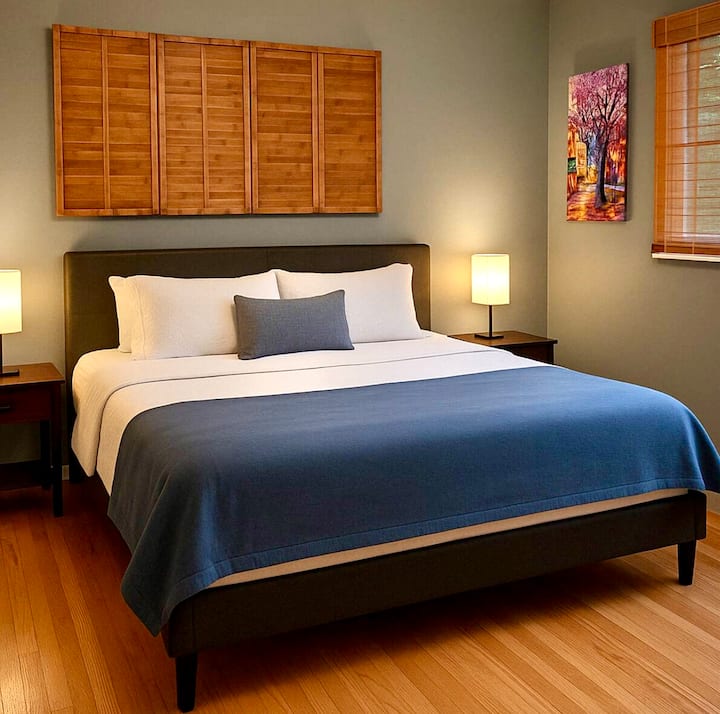 Cama king y persianas opacas. 