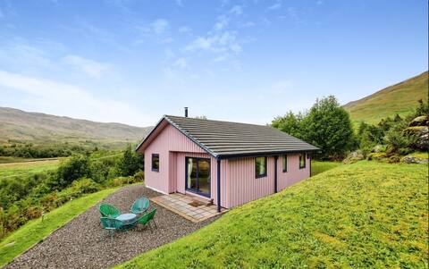 5 star Pet Friendly Highland Lodge with Log Burner