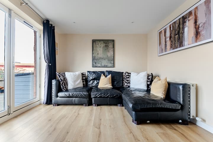 Riverside 2 Bed Flat - Central Inverness - Parking - 印威內斯