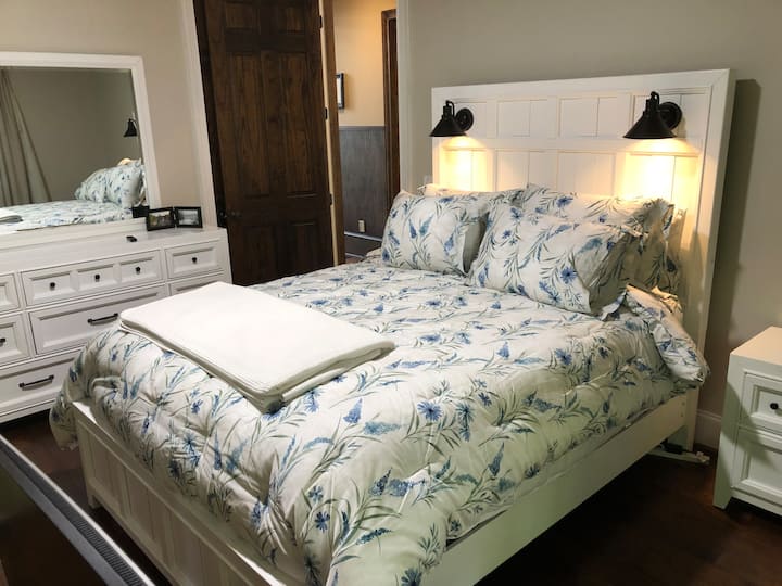 标准双人床卧室位于主楼层。 直接连接到大厅浴室/淋浴间和前甲板 