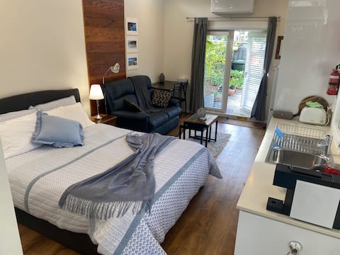 Popular Airbnb listing: Thirroul Beachside, Studio 6 Near Wollongong City in Wollongong City Council