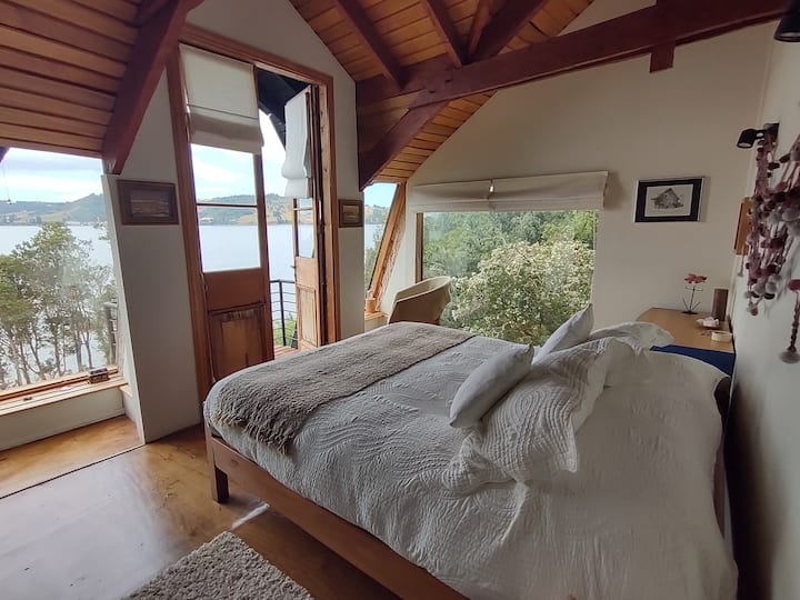 chumba cha watu wawili chenye mwonekano wa kipekee wa bahari na roshani yako mwenyewe