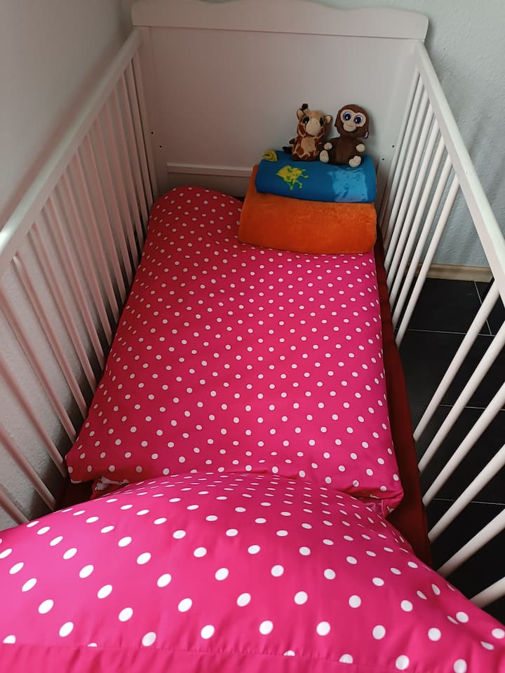 il y a 2 lits pour enfants dans la maison