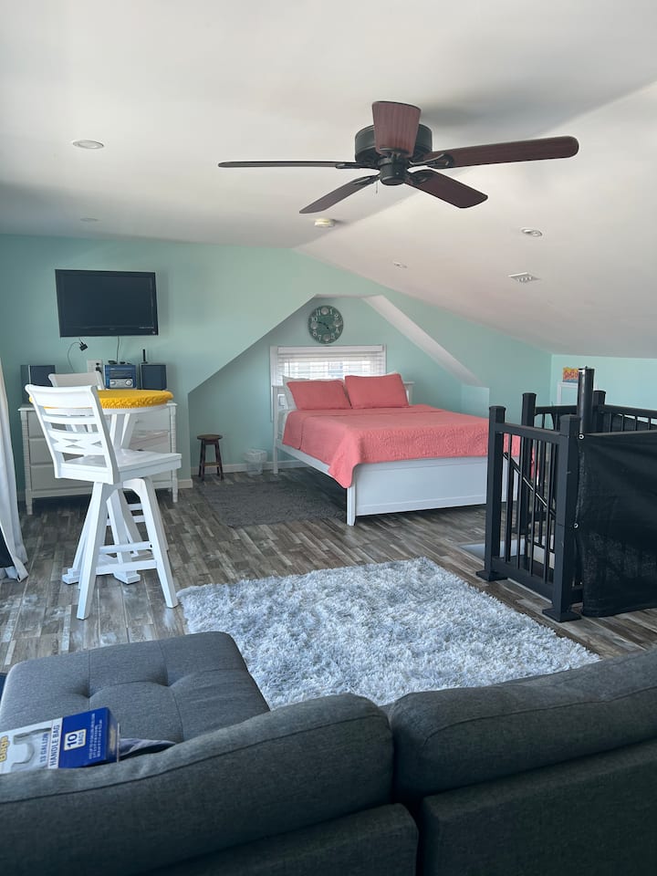 ngazi za mzunguko za kufikia chumba cha kulala au ngazi za nje za kuelekea kwenye ghorofa ya 2