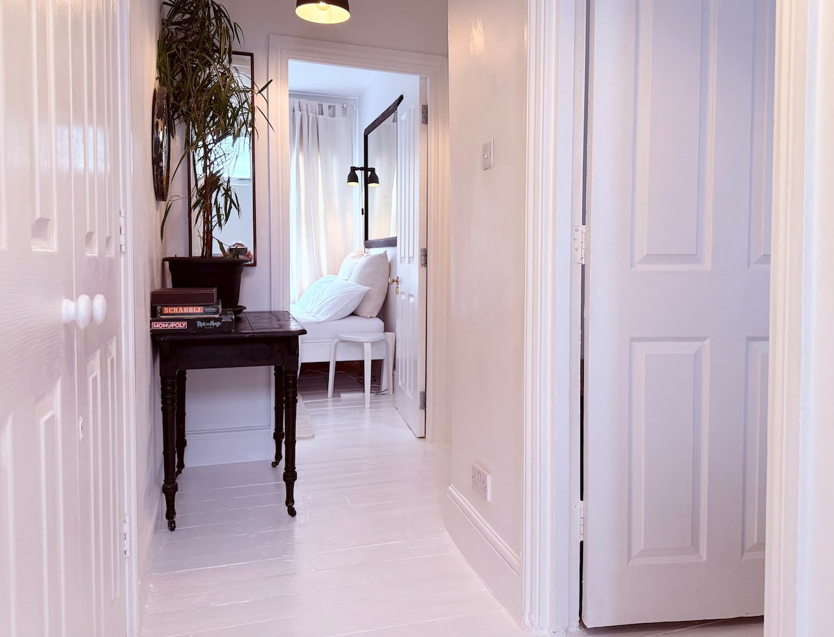 宽敞的走廊通往卧室和客厅。 所有房间都有遮光百叶窗，冬季提供加热毯