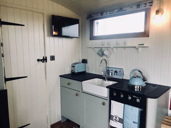 Bea's Hut By Sandy Beach Anglesey With Hot Tub - North Wales