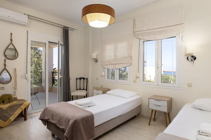 Ensuite bedroom with 2 single beds (0.90 x 2.00) on the ground floor.