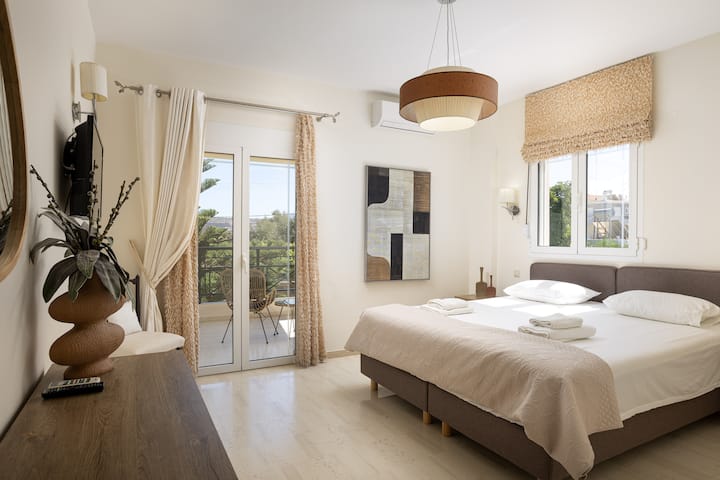 Ensuite bedroom on the first floor with a king-size bed (1.80 x 2.00)