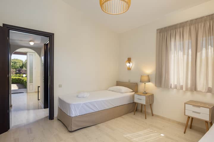 Bedroom in the studio with 2 single beds (0.90 x 2.00)