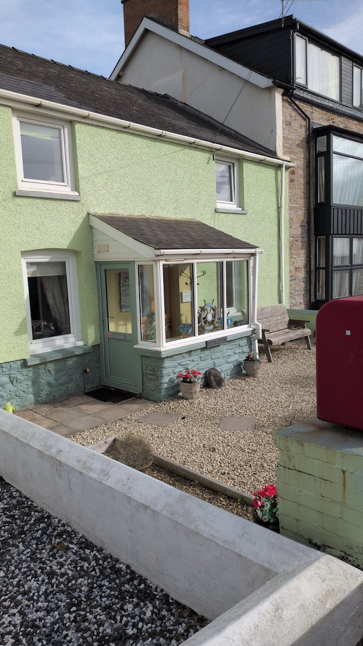 CaerFfynnon 1  The Cosy Cottage  by the sea