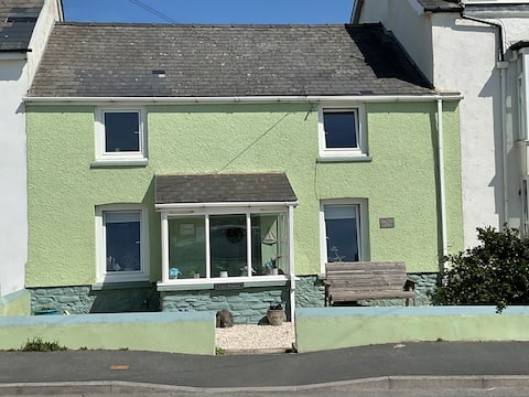 CaerFfynnon The Cosy Cottage by the sea