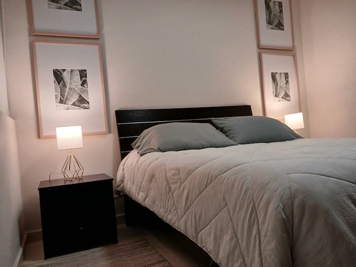 “María fue una anfitriona excelente. La ubicación tenía algunos buenos restaurantes alrededor y era un lugar seguro. El lugar estaba impecable y muy bien cuidado. Lo suficientemente espacioso para 5 adultos, Abby