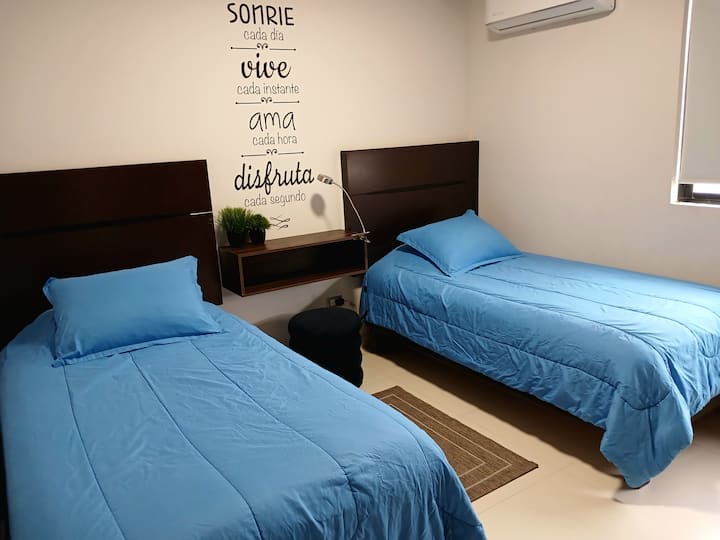 “Una excelente estadía, la ubicación es perfecta cerca del parque Fundidora y el centro de la ciudad. Fue muy limpio, excelente anfitrión e impresionantes recomendaciones de comida. Las habitaciones son muy cómodas. Hay muchos restaurantes."