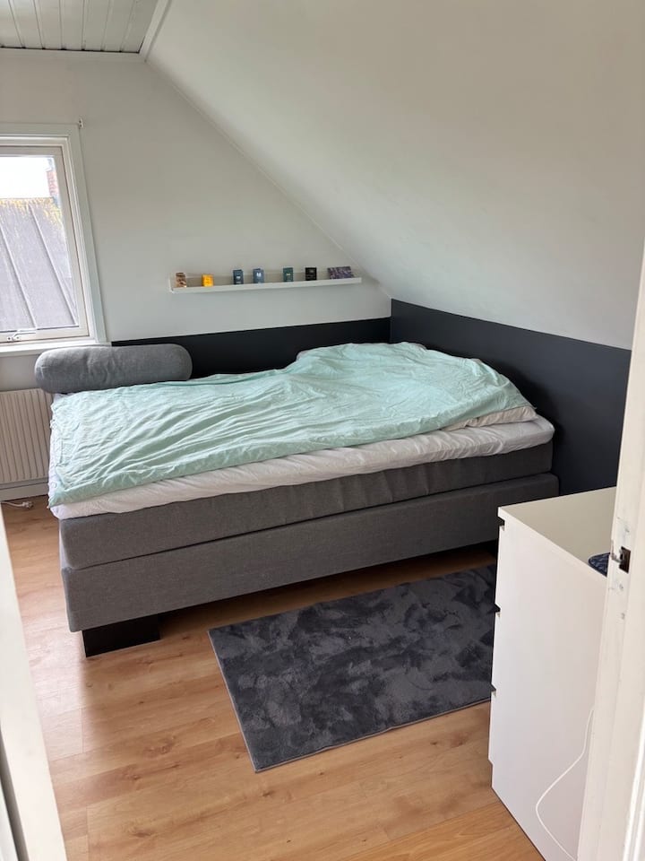 Vo veľkej spálni je nová 160 cm posteľ a je tu priestor na umiestnenie ďalšej 90 cm postele