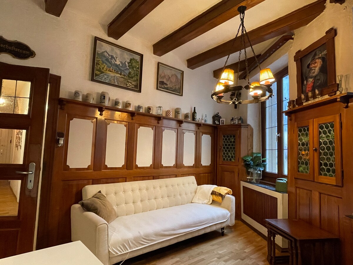 Popular Airbnb listing: Urban, traditional & cozy in the charm of an old building in Gärtnerplatz