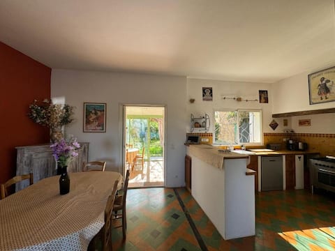 Provencal house with pool at the foot of the Luberon