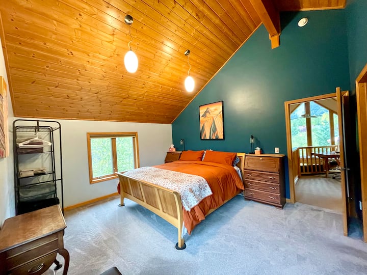 舒适的加大双人床主套房位于三楼，配有带抽拉式单人床的脚凳和全套套房浴室 