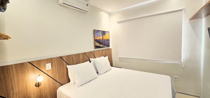 In the guest room, you choose: 03 single beds or 01 cozy king bed + 01 single bed for the third guest. It also has air-conditioning, home office countertop, open closet to accommodate your clothes, TV with streaming.