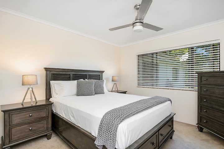 Main House Bedroom 3 - Queen Bed