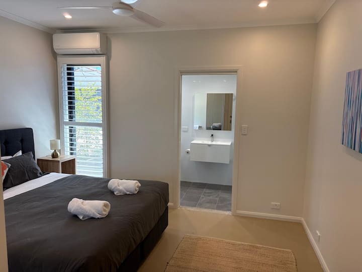 Cabin Bedroom 4 - Fully refurbished room with en-suite bathroom and king sized bed that can be converted to twins